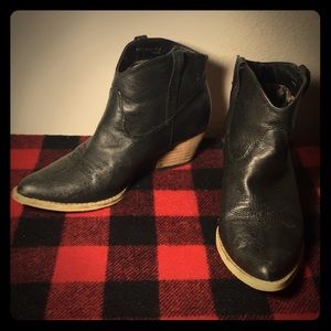 Very Volatile Banjo western bootie size 7.5